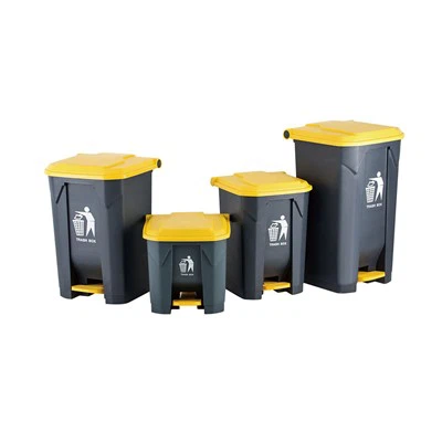 Recyklujte koša s pedálom a žltým vekom